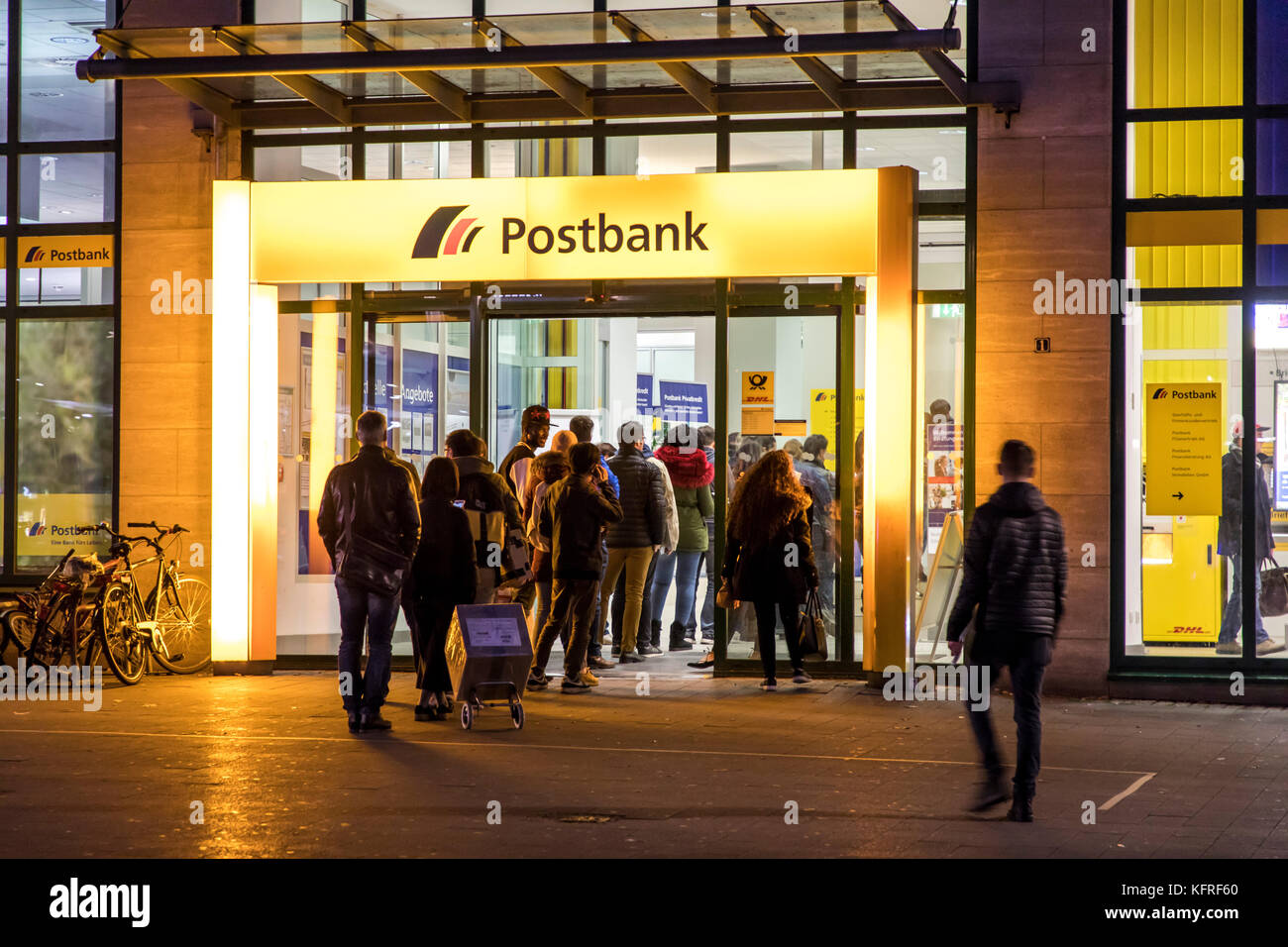 Warteschlange am Eingang der Main Post, Postbank, in der Innenstadt von Essen, Deutschland, am Hauptbahnhof, Willy-brand-Platz. Stockfoto