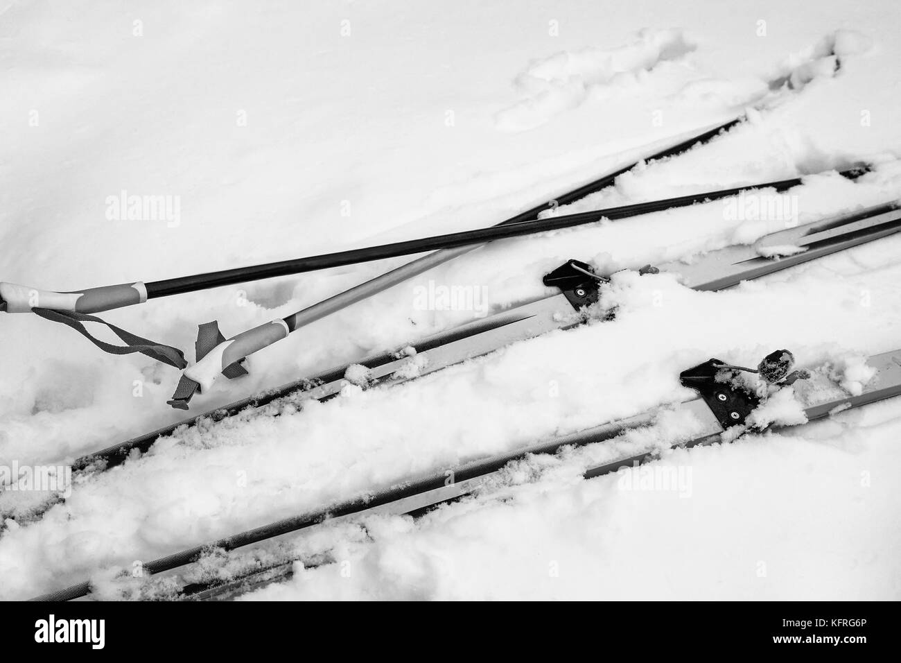 Skistöcke und Skier mit Bindungen lag im Schnee. Die Aussicht von oben. Stockfoto