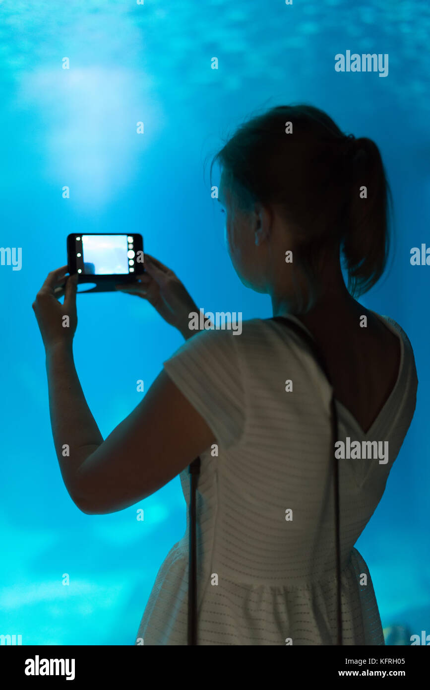 Frau macht Fotos im Aquarium. Stockfoto