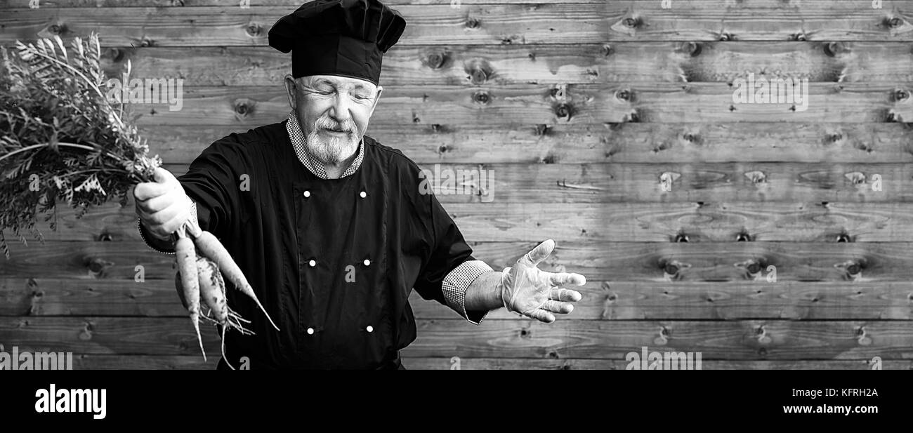 Bauer alte in Uniform mit Gemüse Stockfoto