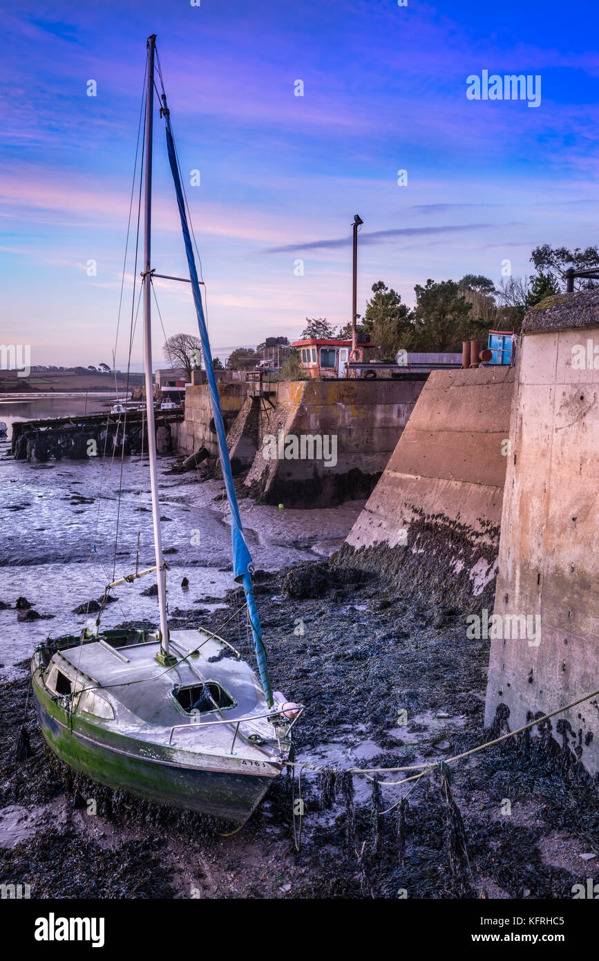 Einen lange vergessenen Segelboot ist zu verrotten, die links neben dem Eingang der Alten Werft in Appledore, North Devon. Stockfoto