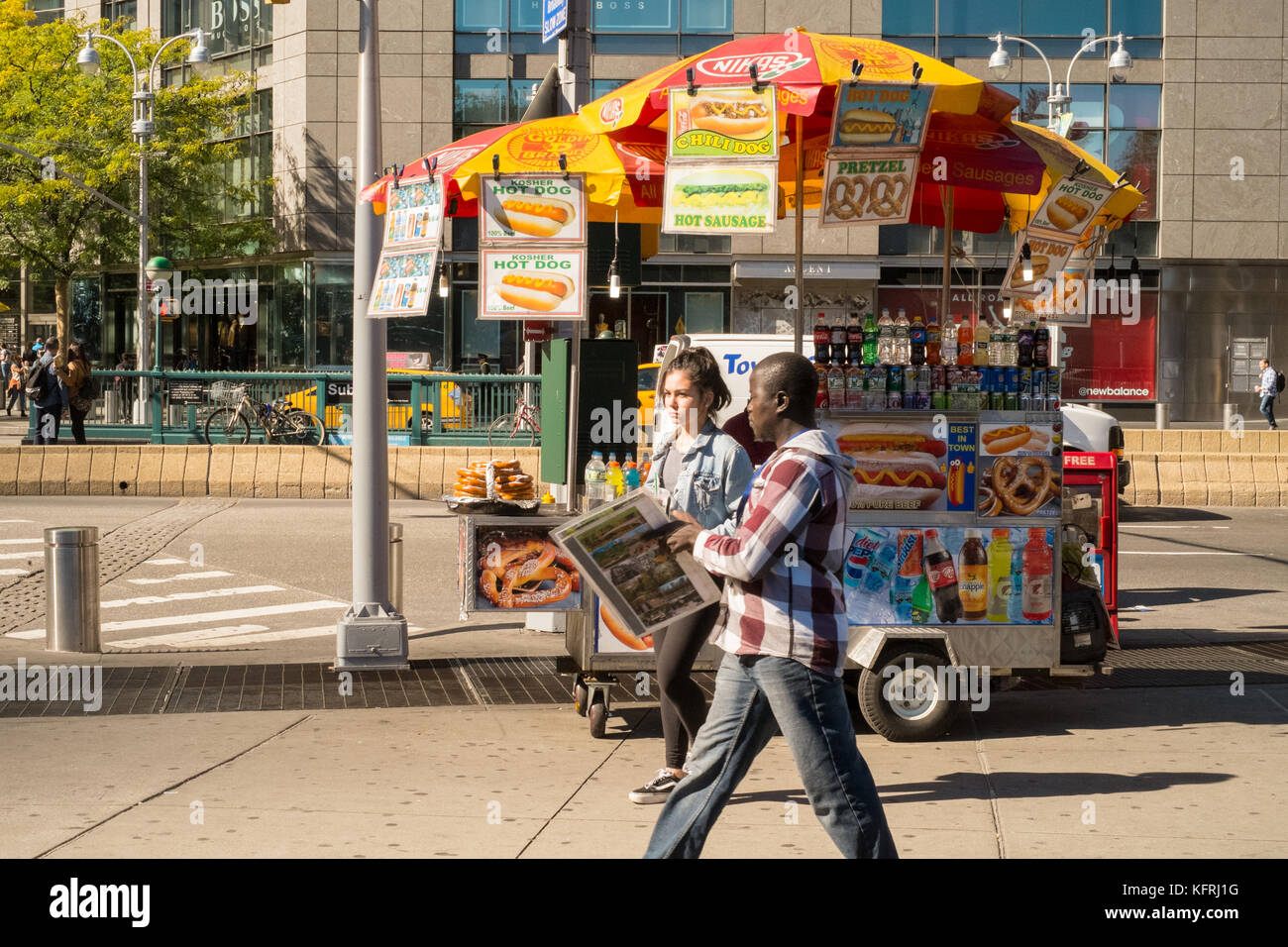 Hot Dog Straßenhändler, Columbus Circle, Manhattan, New York City, Vereinigte Staaten von Amerika. Stockfoto