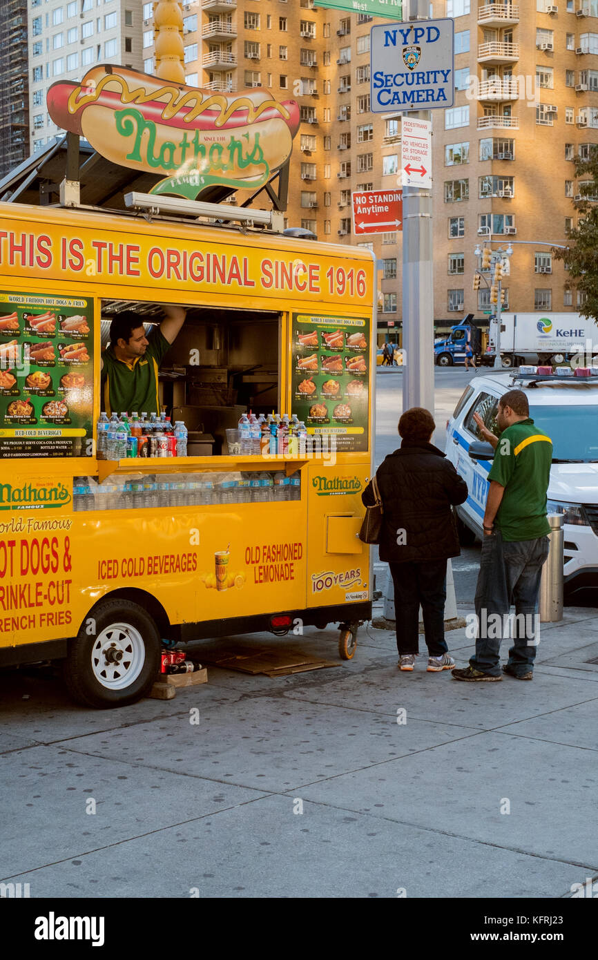 Hot Dog Straßenhändler, Columbus Circle, Manhattan, New York City, Vereinigte Staaten von Amerika. Stockfoto