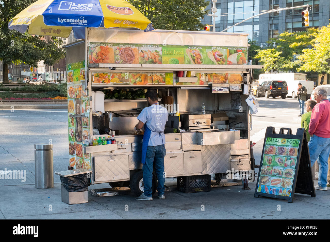 Hot Dog Straßenhändler, Columbus Circle, Manhattan, New York City, Vereinigte Staaten von Amerika. Stockfoto