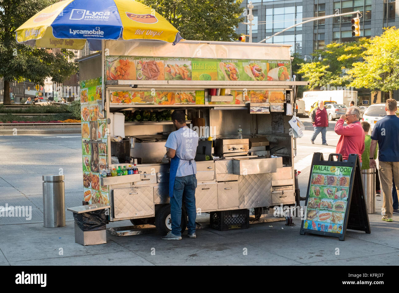 Hot Dog Straßenhändler, Columbus Circle, Manhattan, New York City, Vereinigte Staaten von Amerika. Stockfoto