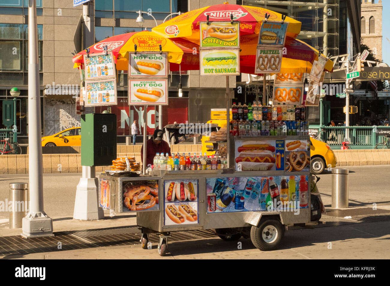 Hot Dog Straßenhändler, Columbus Circle, Manhattan, New York City, Vereinigte Staaten von Amerika. Stockfoto