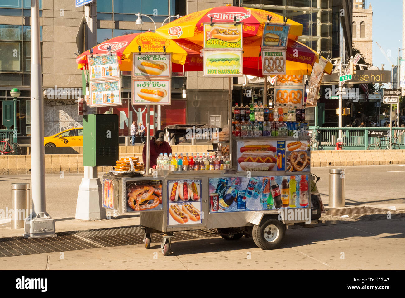 Hot Dog Straßenhändler, Columbus Circle, Manhattan, New York City, Vereinigte Staaten von Amerika. Stockfoto