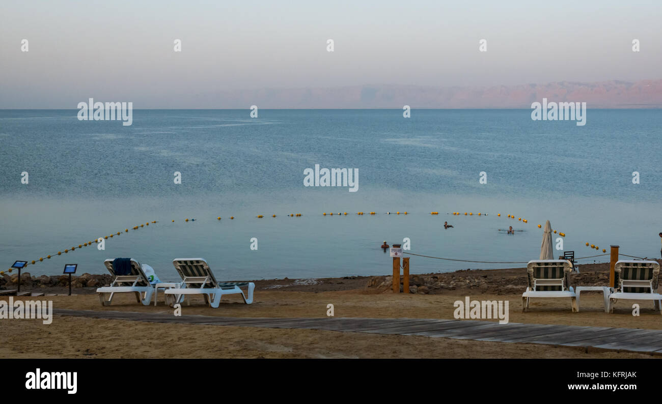 Am frühen Morgen, Holiday Inn Dead Sea Beach Resort, mit Menschen im Schlamm bedeckt und Floating in salziges Wasser, und mit Blick auf das Westjordanland, Jordanien, Naher Osten Stockfoto
