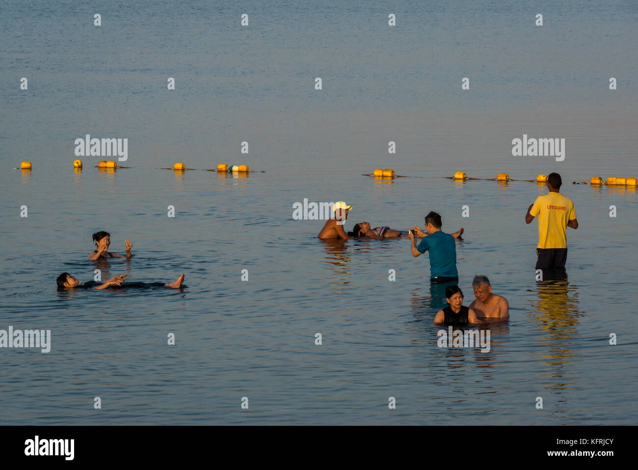 Am frühen Morgen, Holiday Inn Dead Sea Beach Resort, mit Menschen schweben in der salzigen Wasser und Fotos, Jordanien, Naher Osten Stockfoto