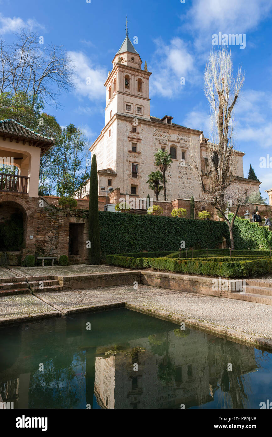 Los Jardines del (des Generalife Gärten des Generalife), mit der Kirche von Santa Maria de La Alhambra, Alhambra, Granada, Spanien Stockfoto