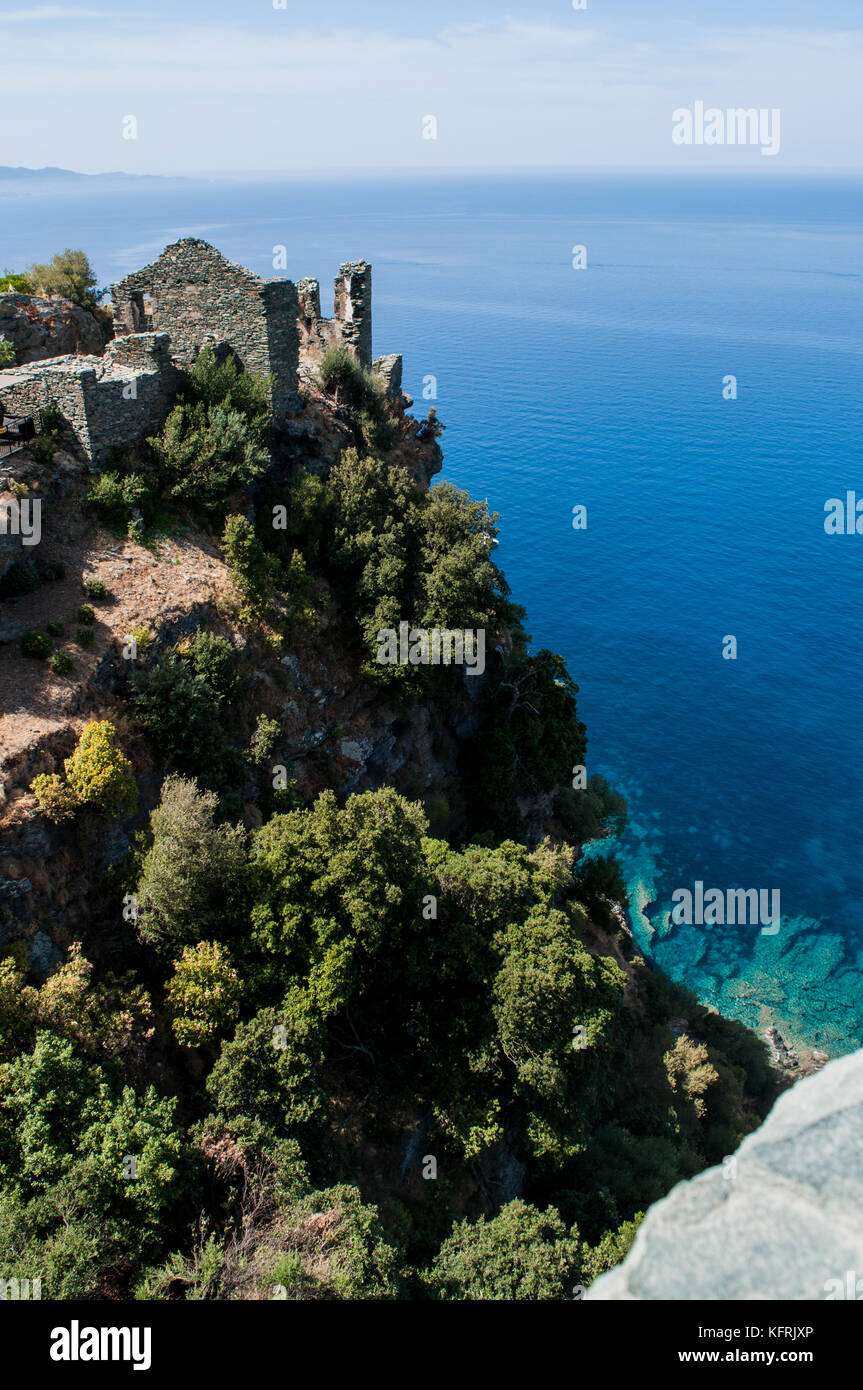 Korsika: die Ruinen der Wohnsitz einer Adelsfamilie in dem 16. Jahrhundert, die Sassa, mit Blick auf die Plage de Nonza, der schwarze Strand auf das Dorf von Nonza Stockfoto