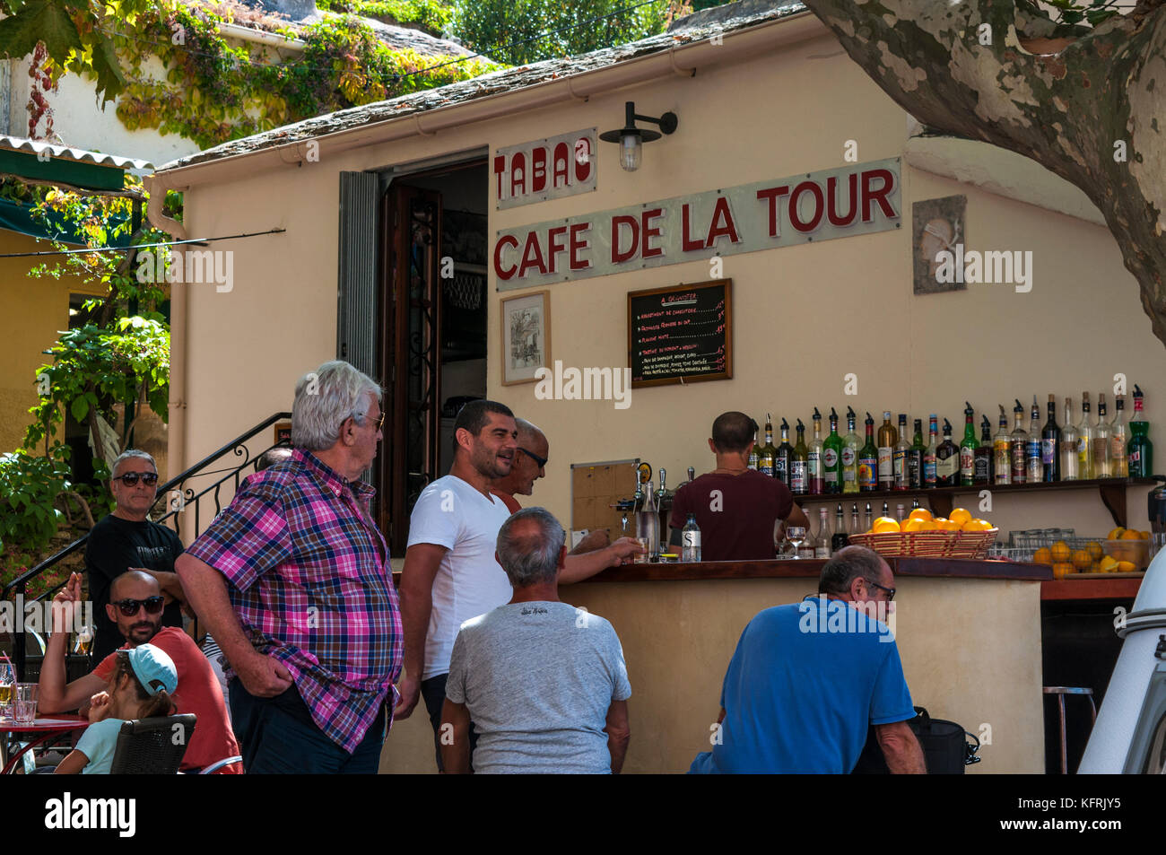 Korsika: Menschen am Außenschalter des Café de la Tour, der Bar und dem  Restaurant im Zentrum von Nonza, dem berühmtesten Dorf von Cap Corse  Stockfotografie - Alamy