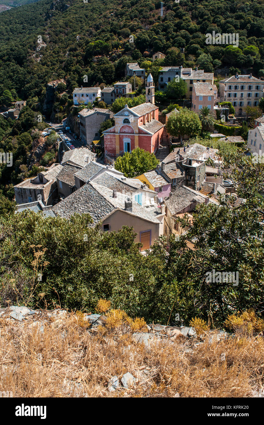 Korsika: Die rosa gemalte Kirche des hl. Julie (xvi Jahrhundert) in der Skyline von nonza, Dorf an der Westküste des Cap Corse Stockfoto