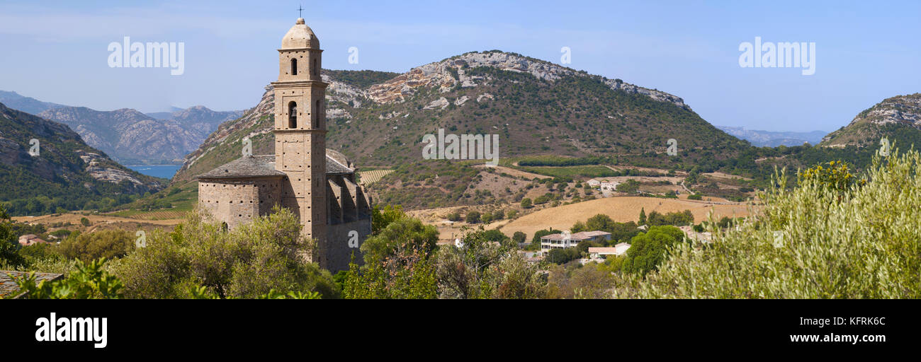 Korsika: Panoramablick auf das 16. Jahrhundert Kirche St. Martin in Patrimonio, kleine Stadt der Haute Corse, umgeben von grünen Hügeln und Weinbergen. Stockfoto
