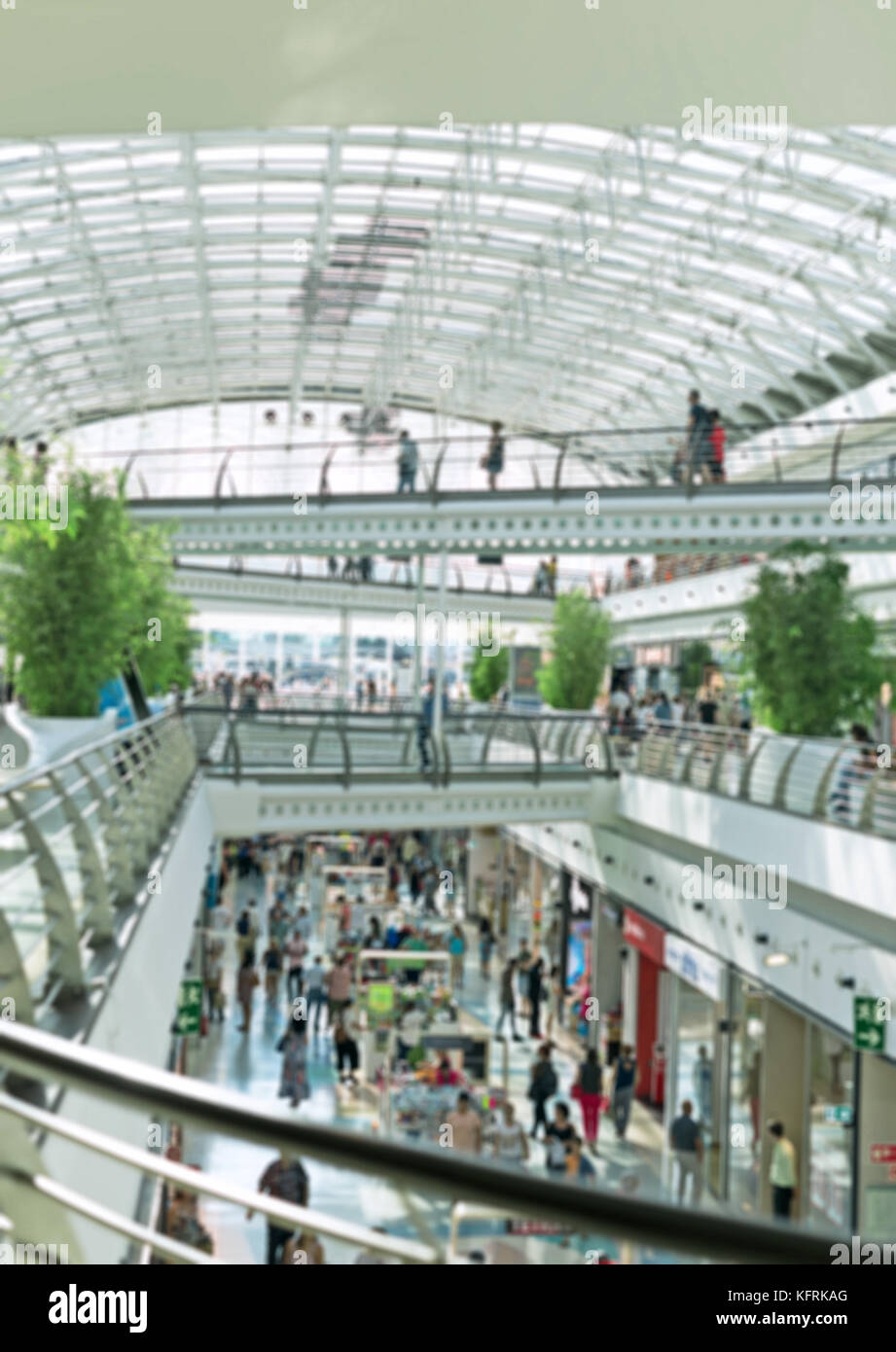 Verschwommener Blick auf das riesige Einkaufszentrum mit Menschen. Stockfoto