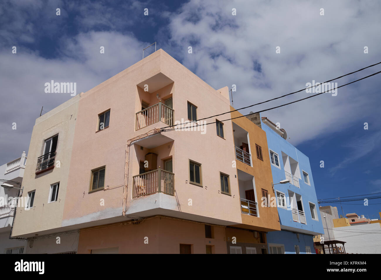 Farbenfrohen Apartments in Los Abrigos, Granadilla de Abona, Teneriffa, Kanarische Inseln, Spanien. Stockfoto