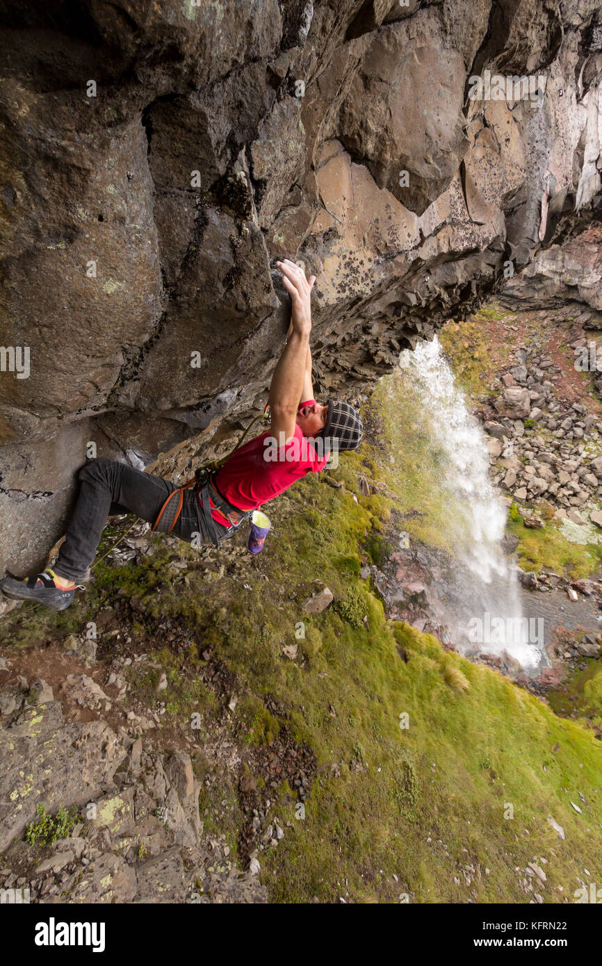 James Field-Michell klettert an den White Falls an den hängen des Mount Ruapehu, Neuseeland Stockfoto