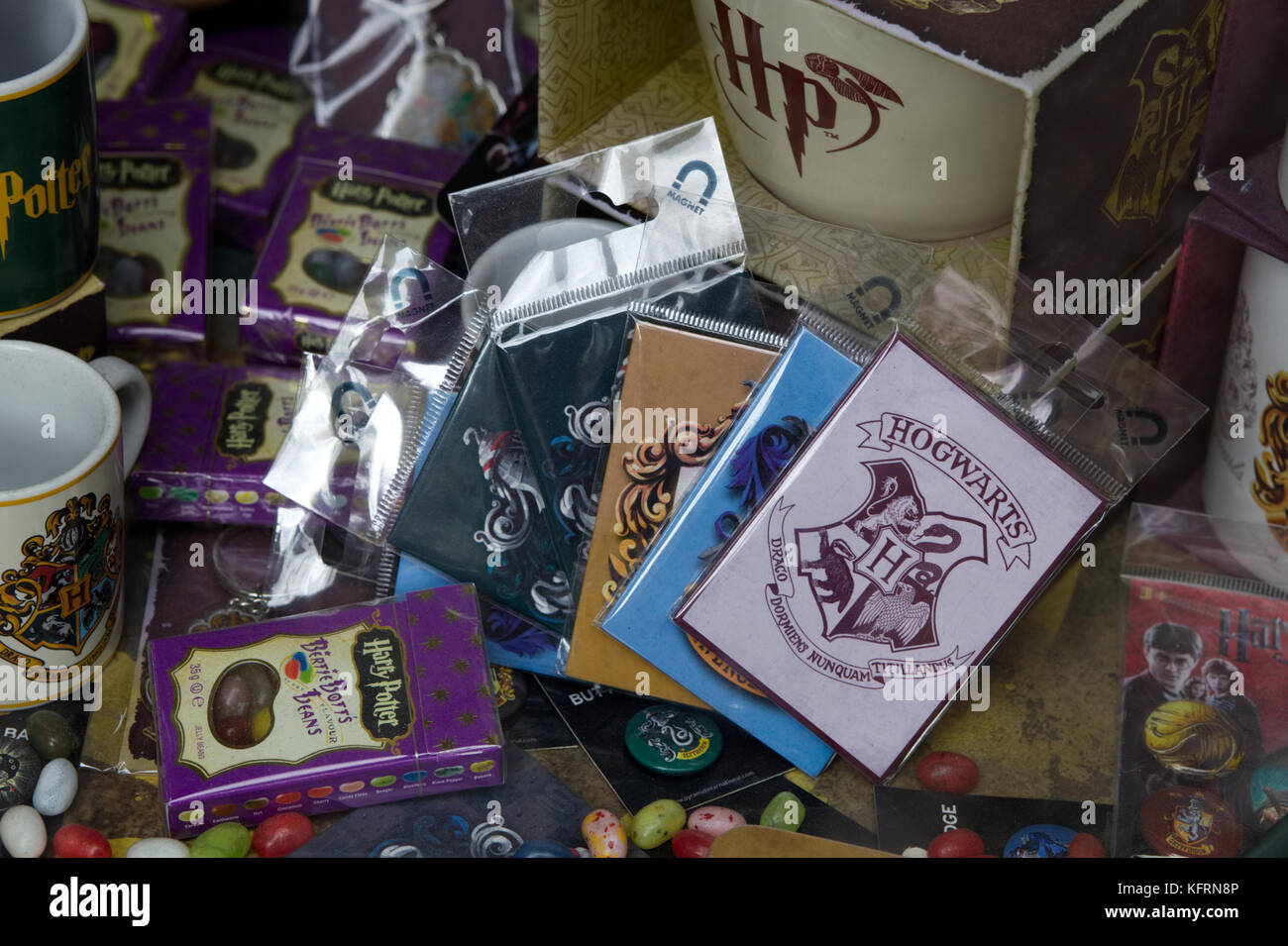 Harry Potter Spielkarten und Bertie Botts candy Stockfoto