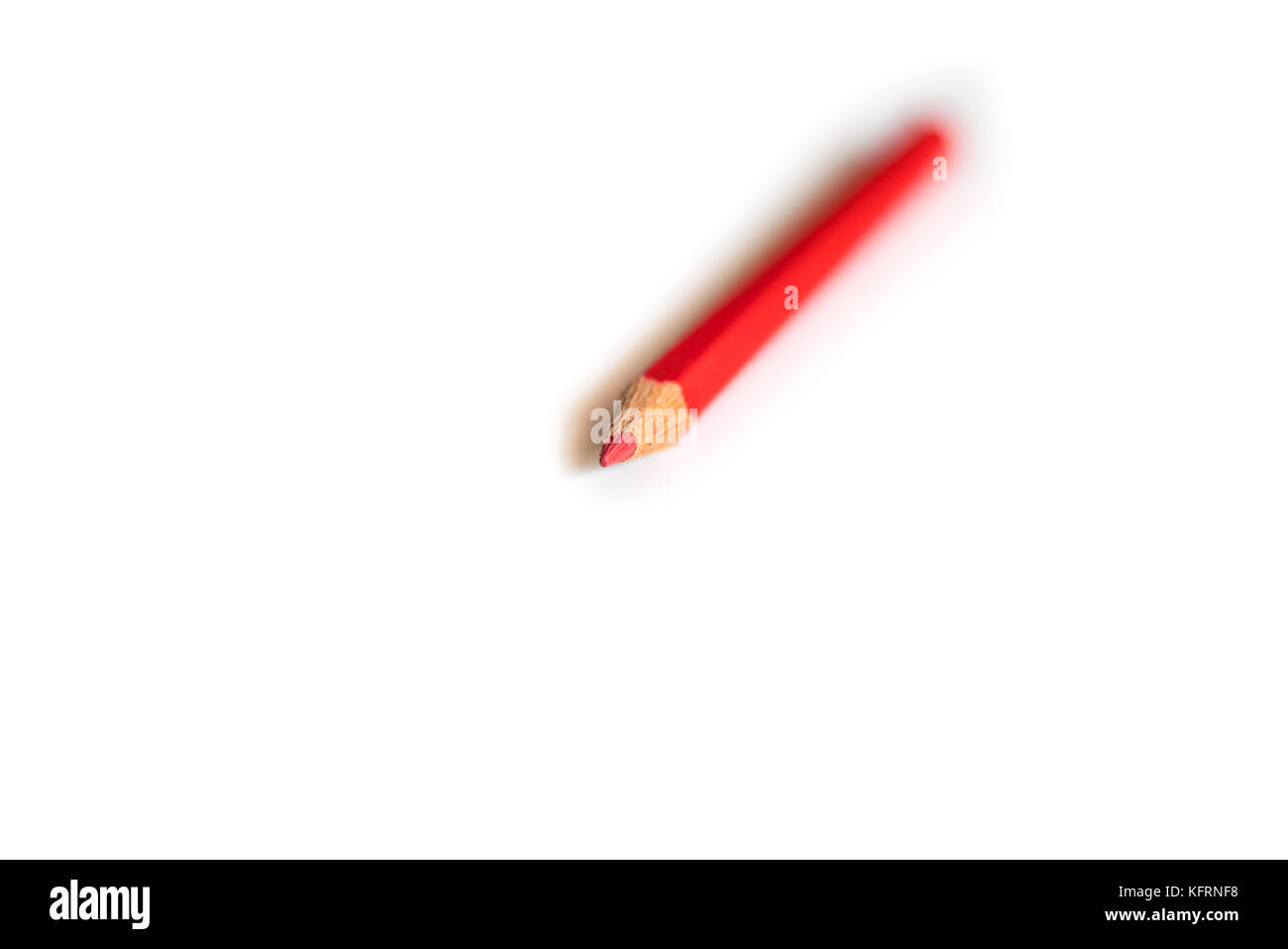 Ren Buntstift in einer Reihe, Nahaufnahme Makroaufnahme auf weißem Hintergrund Stockfoto