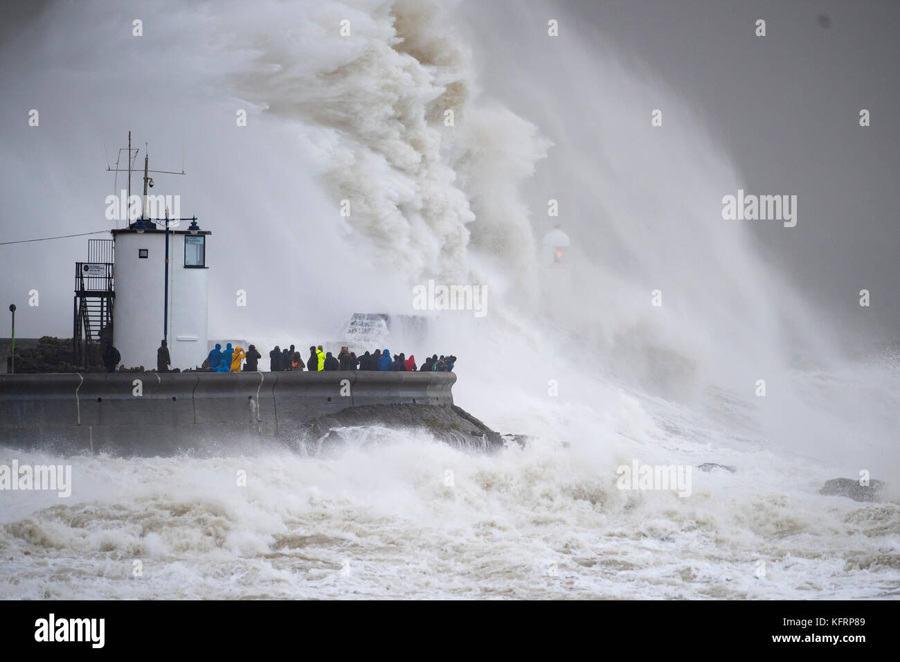Wellen gegen die Hafenmauer während Sturm brian bei porthcawl, South Wales. das Met Office ausgestellt haben eine gelbe Wetter Warnung für Wind- und ha Stockfoto