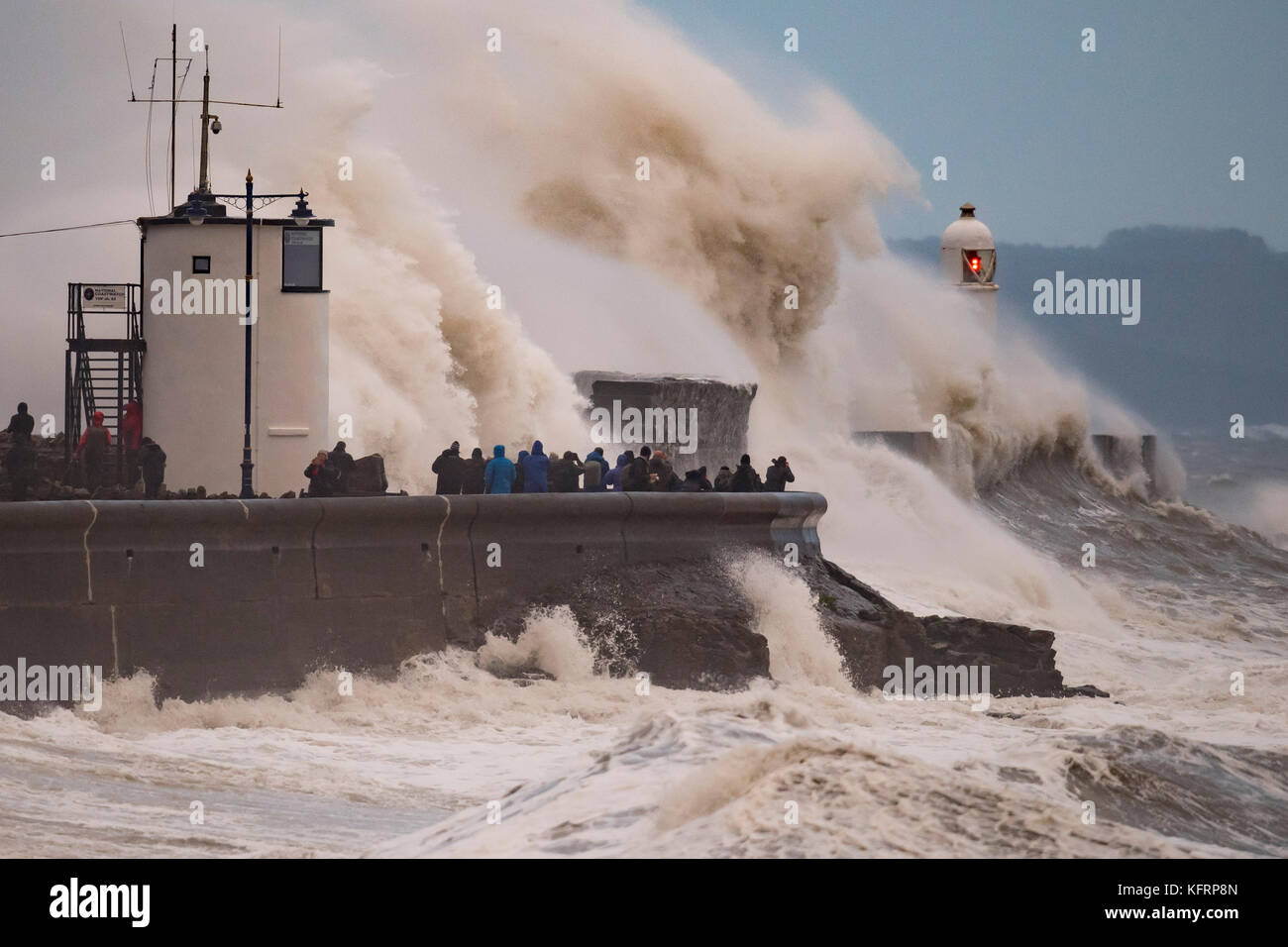 Wellen gegen die Hafenmauer während Sturm Brian bei Porthcawl, South Wales. Das Met Office haben einen gelben Wetter Warnung für Wind- und ha ausgestellt Stockfoto