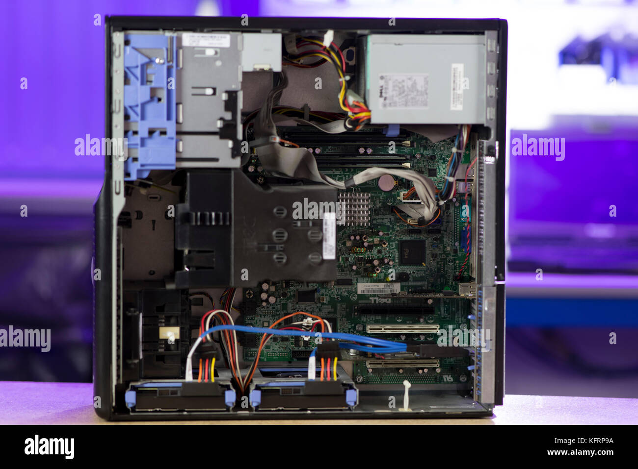 Eine PC Personal Computer tower Innen und interne Bereiche einschließlich der Hauptplatine, Computerchips und Stromversorgung angezeigt. Stockfoto