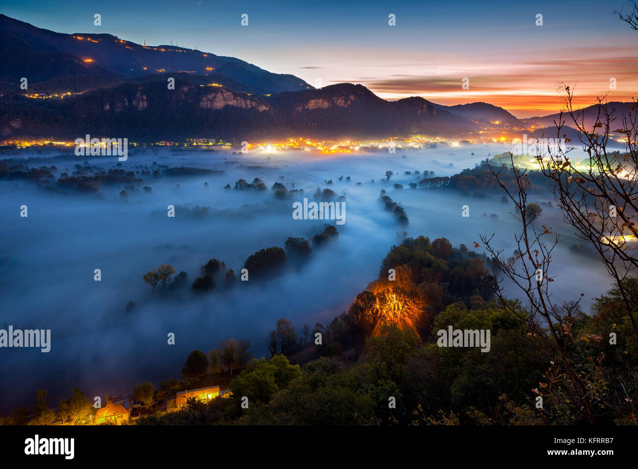 Tal der Adda während einer nebligen Morgen, Airuno, Italien Stockfoto