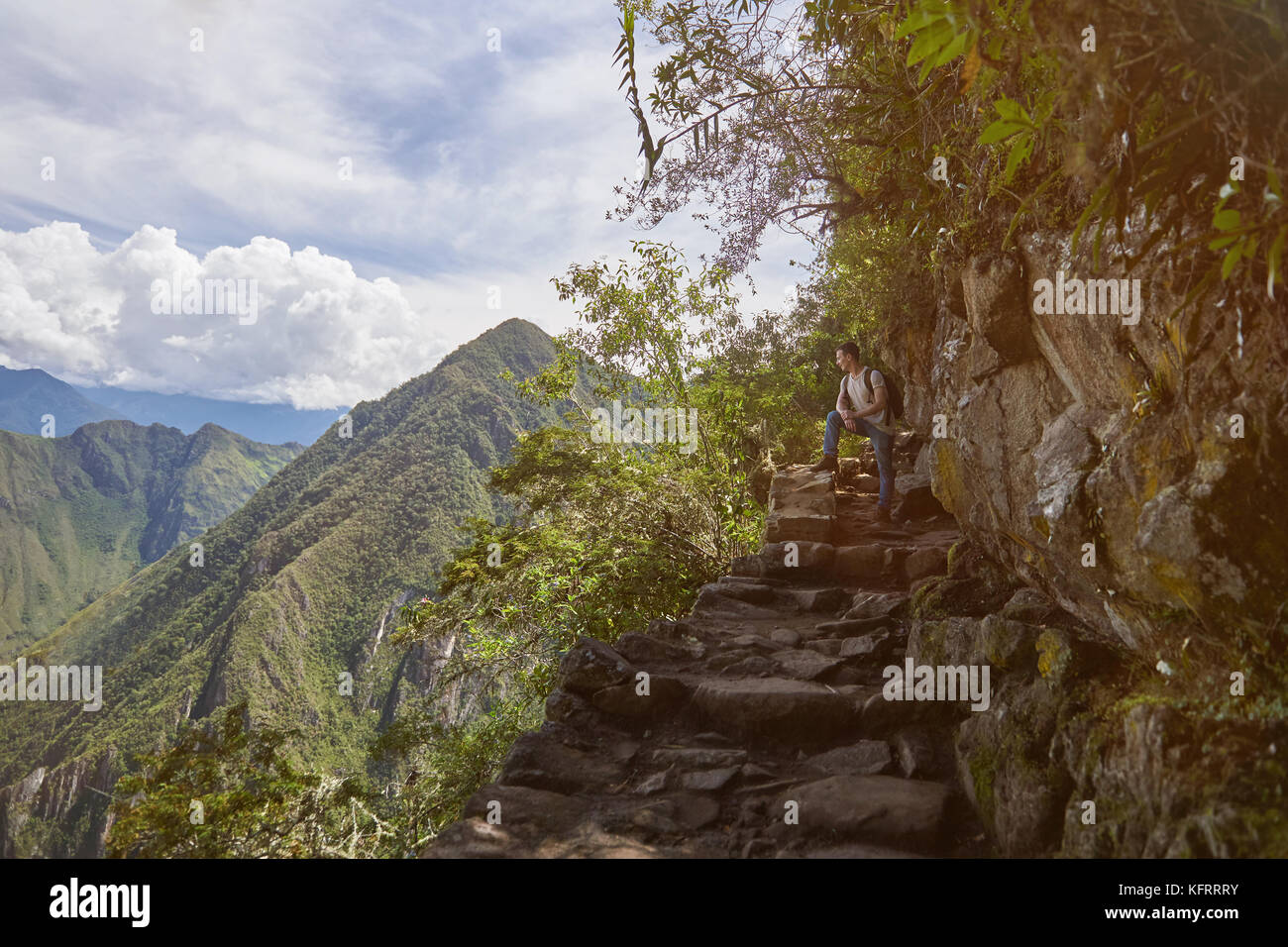 Man stand auf der Straße Cliff und das Betrachten der wunderschönen Berglandschaft Stockfoto