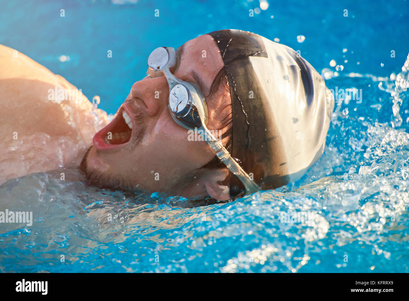 Mann Atem während im Blue Pool Wasser Hintergrund schwimmen hautnah. Leiter sport Mann Schwimmer Stockfoto