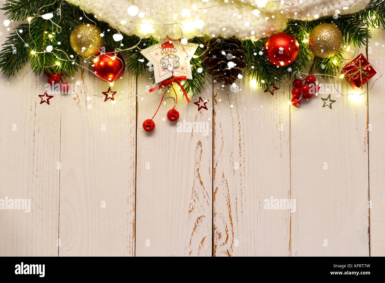 Weihnachten oder Neujahr Hintergrund mit festlichen Dekorationen und Lichter auf weiße Holztisch, lfat lag über dem Kopf anzeigen Stockfoto