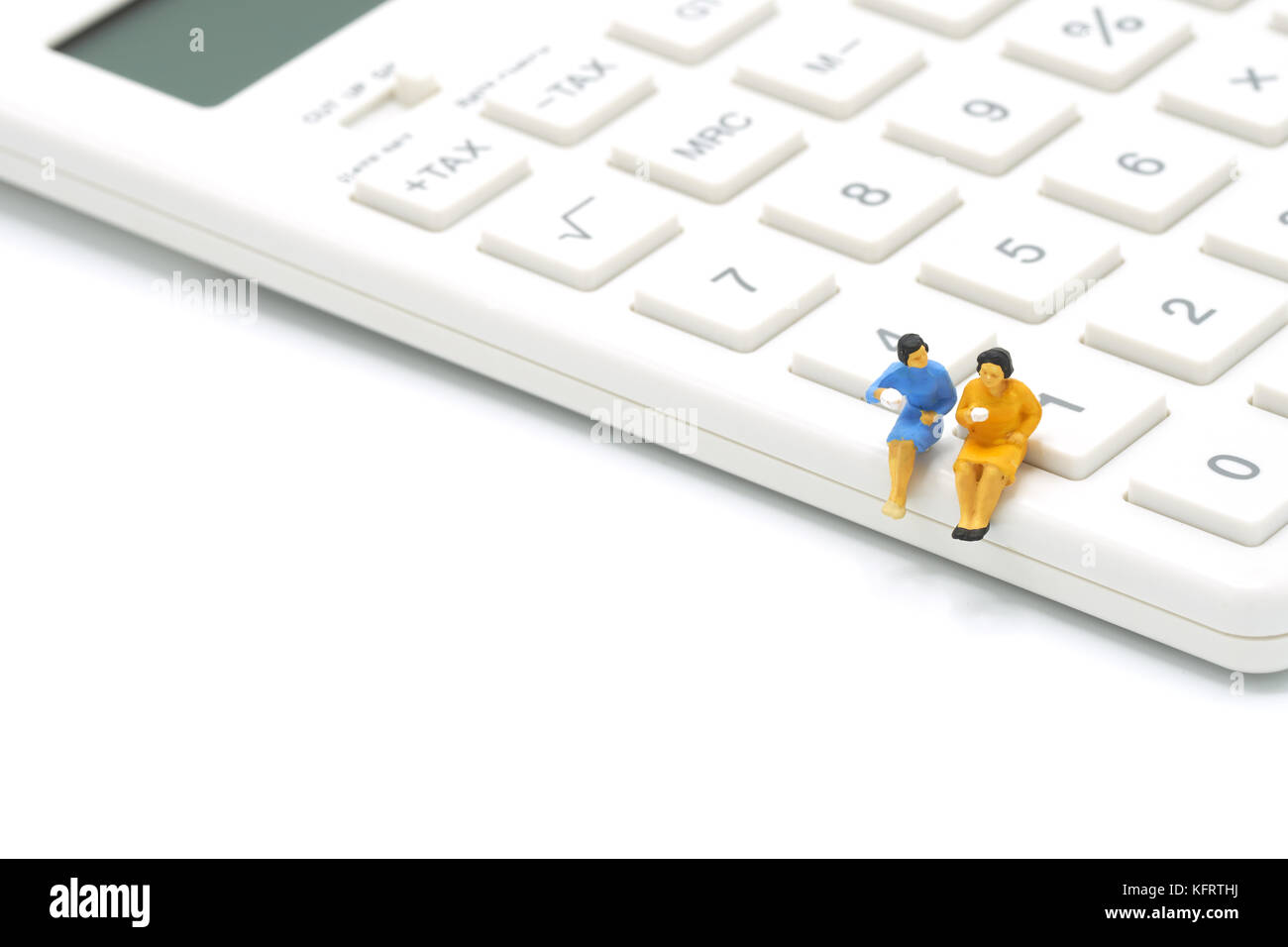 Miniatur 2 Leute sitzen auf weiße Taschenrechner verwenden Als Hintergrund Business Konzept mit kopieren. Stockfoto