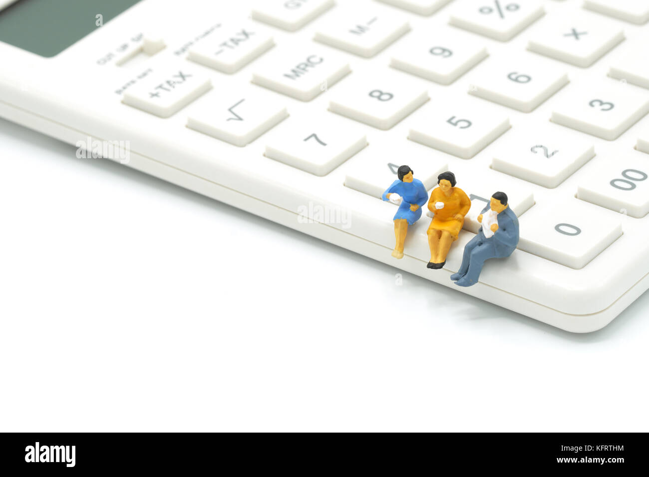 Miniatur 3 Leute sitzen auf weiße Taschenrechner verwenden Als Hintergrund Business Konzept mit kopieren. Stockfoto