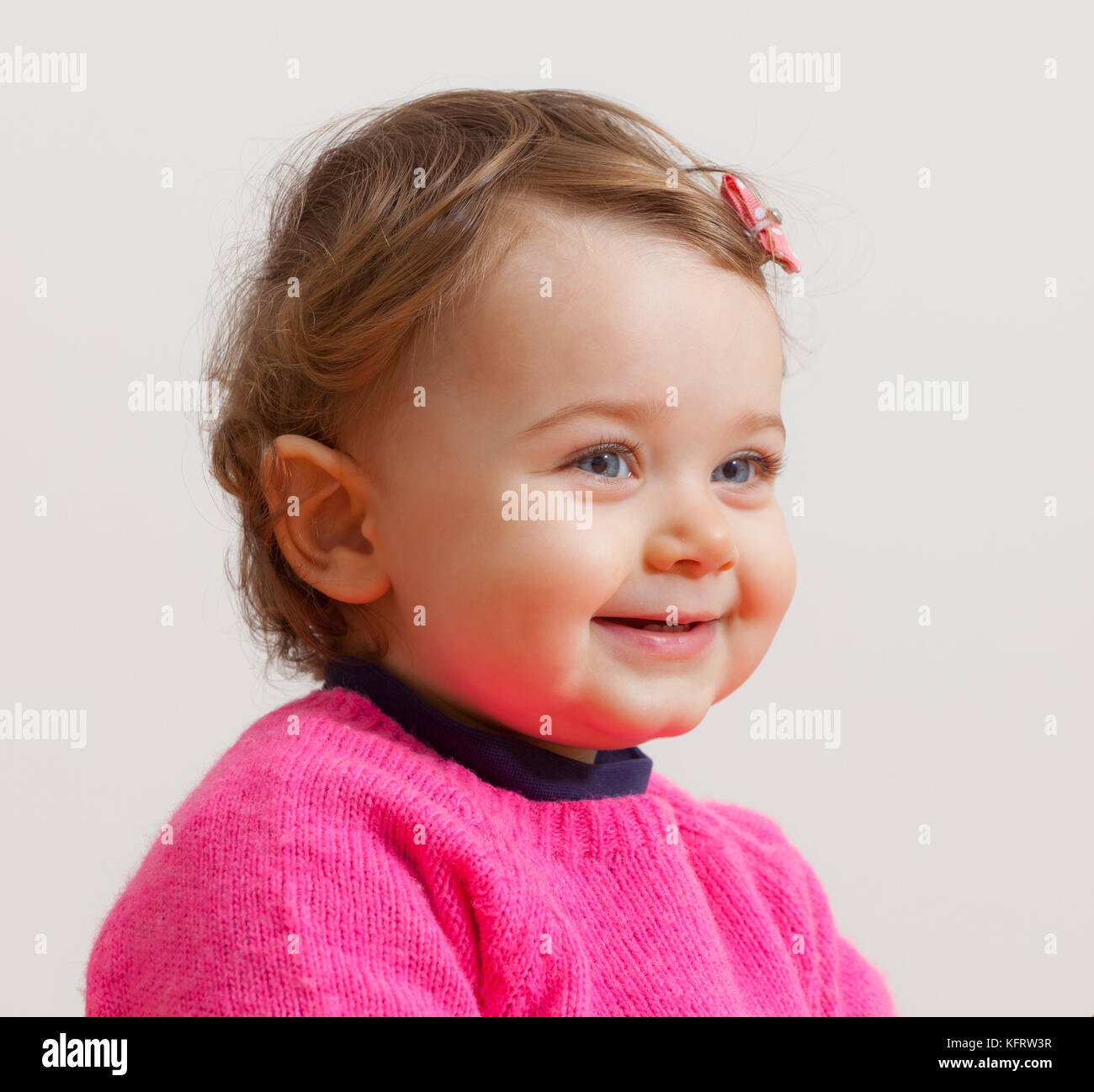 Porträt der schönen Kleinkind Baby Mädchen mit blauen Augen Stockfoto