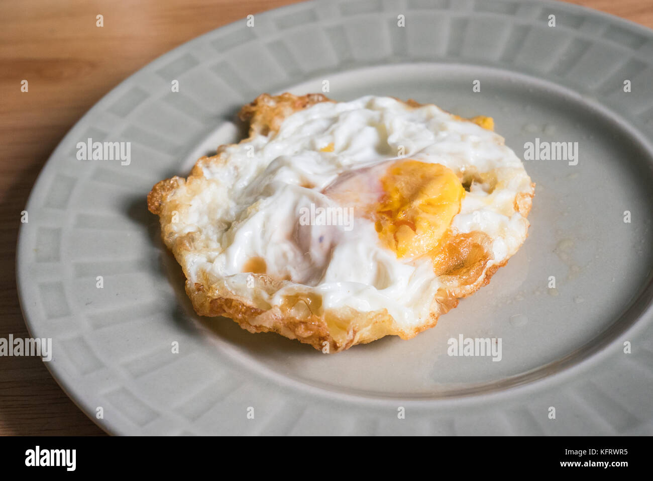 Spiegelei Englisch Sunny Side Up Sunny side up -Fotos und -Bildmaterial in hoher Auflösung – Alamy