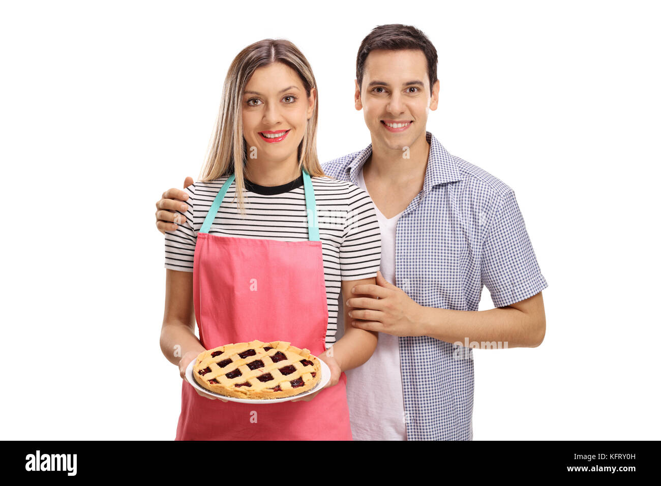 Junges Paar mit einem frisch gebackenen Kuchen auf weißem Hintergrund Stockfoto