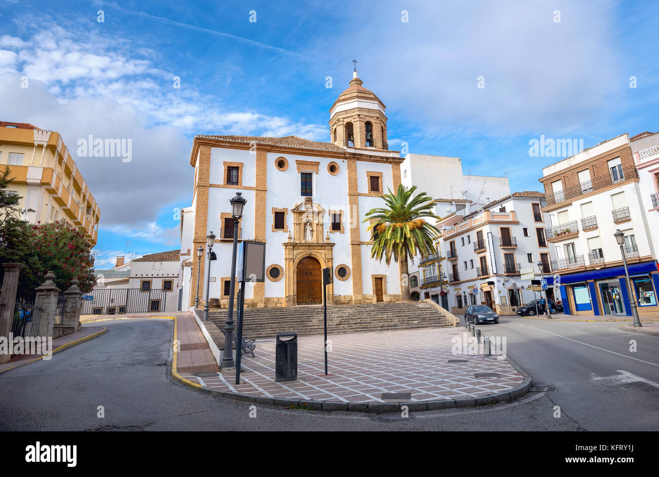 Stadtbild mit der Kirche La Merced in Ronda in der Provinz Malaga, Andalusien, Spanien Stockfoto