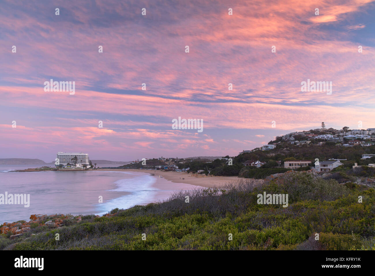 Beacon Island Resort und Hobie Beach bei Sonnenuntergang, Plettenberg Bay, Western Cape, Südafrika Stockfoto