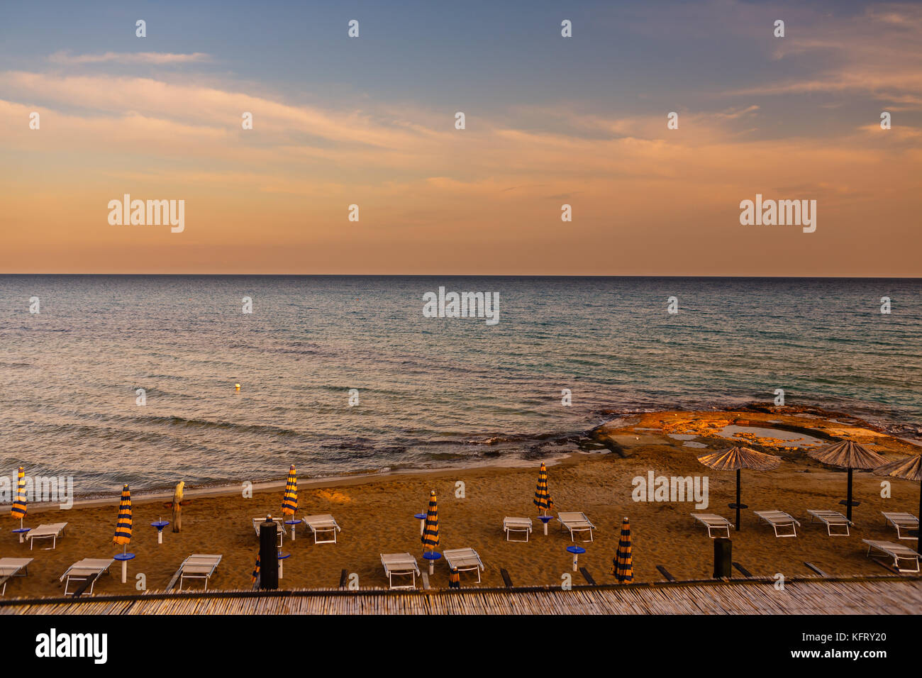 Sonnenuntergang über dem Strand in Lido di Noto Stockfoto