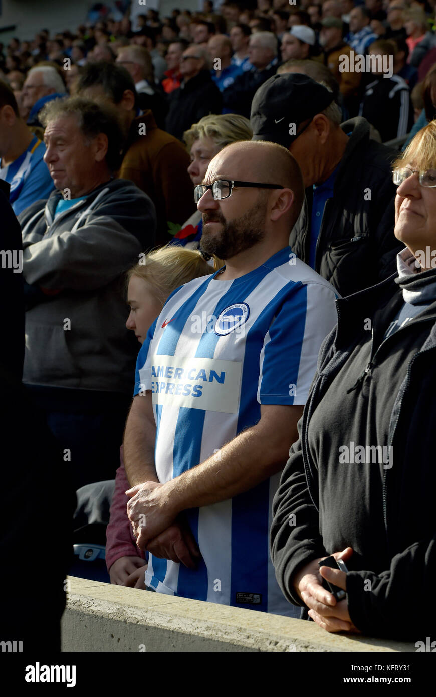 Fans während der schweigeminute im Premier League Match zwischen Brighton und Hove Albion und Southampton an der American Express community Stadion in Brighton und Hove. 29 Okt 2017 Editorial nur verwenden. kein Merchandising. für Fußball Bilder fa und Premier League Einschränkungen Inc. kein Internet/Mobile Nutzung ohne fapl Lizenz - für Details Kontakt Fußball dataco Stockfoto