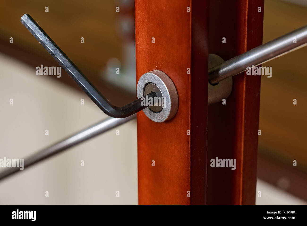 Zusammenbau von Möbeln mit hex-Schlüssel Stockfoto