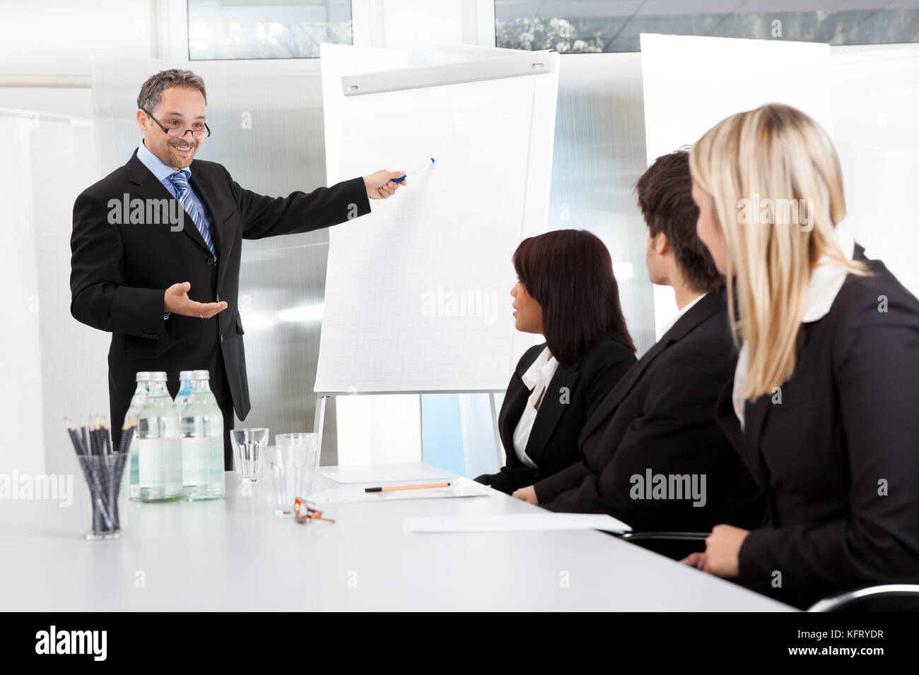 Gruppe von Geschäftsleuten bei der Präsentation im Büro Stockfoto