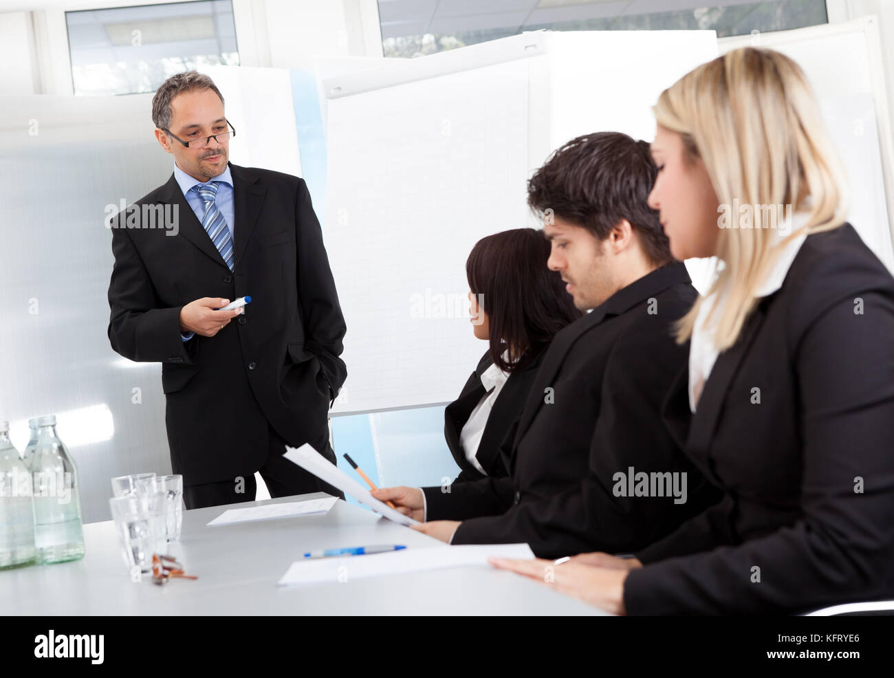 Gruppe von Geschäftsleuten bei der Präsentation im Büro Stockfoto