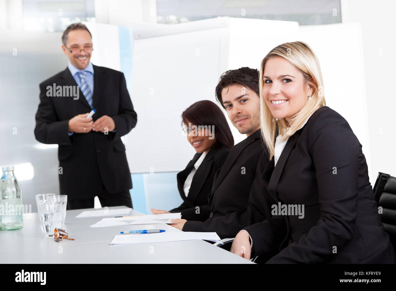 Gruppe von Geschäftsleuten bei der Präsentation im Büro Stockfoto