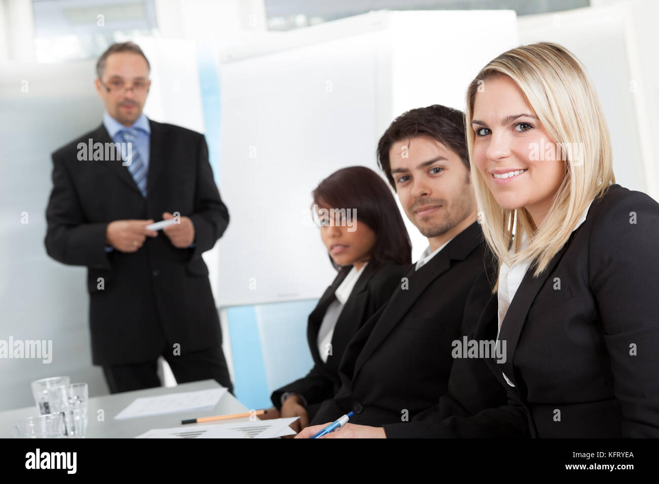 Gruppe von Geschäftsleuten bei der Präsentation im Büro Stockfoto