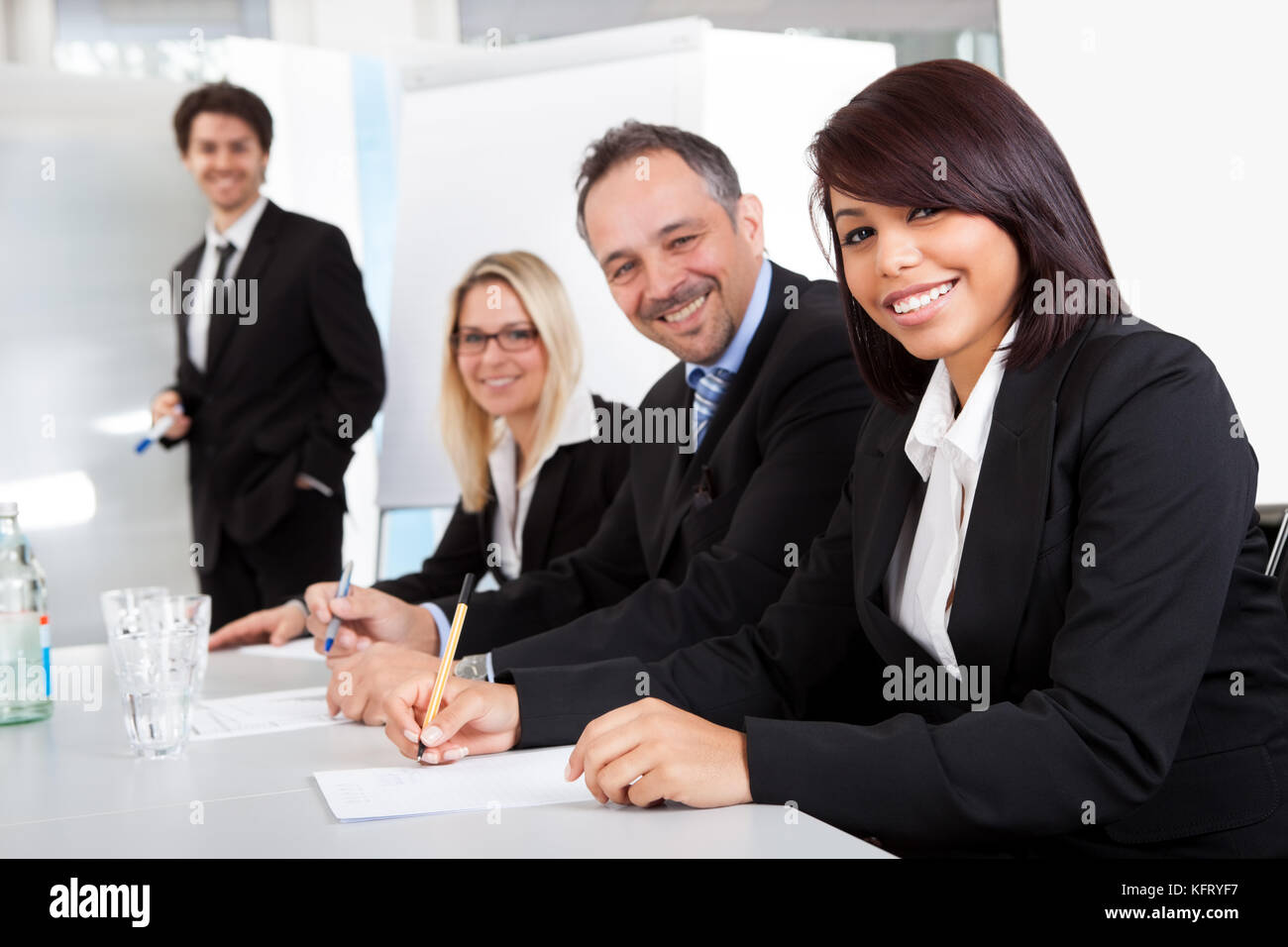 Gruppe von Geschäftsleuten bei der Präsentation im Büro Stockfoto