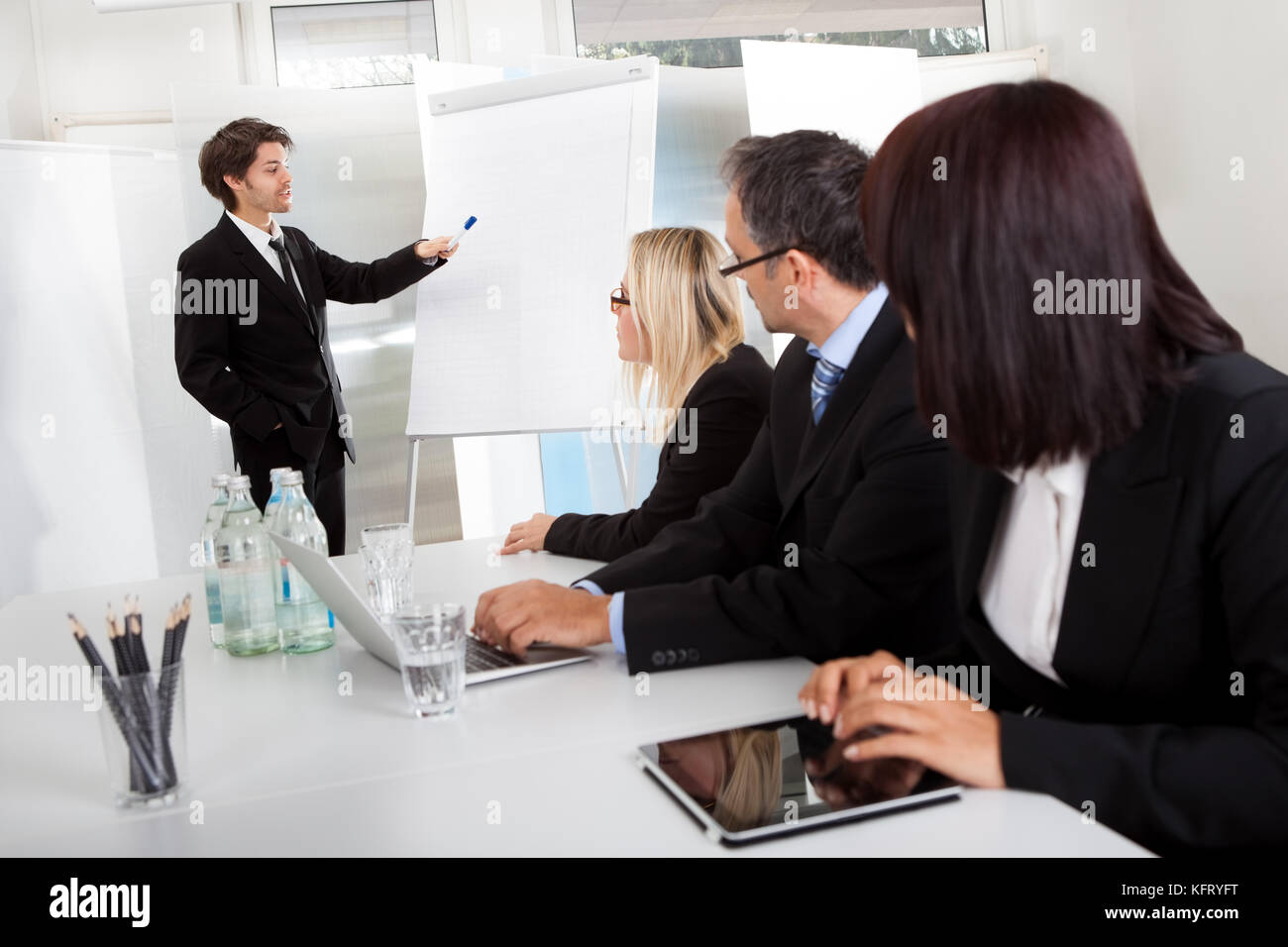 Gruppe von Geschäftsleuten bei der Präsentation im Büro Stockfoto