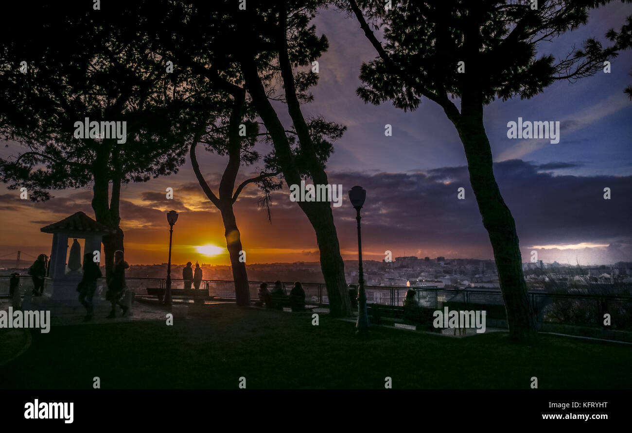 Romantische Szene bei Sonnenuntergang in Lissabon Stockfoto