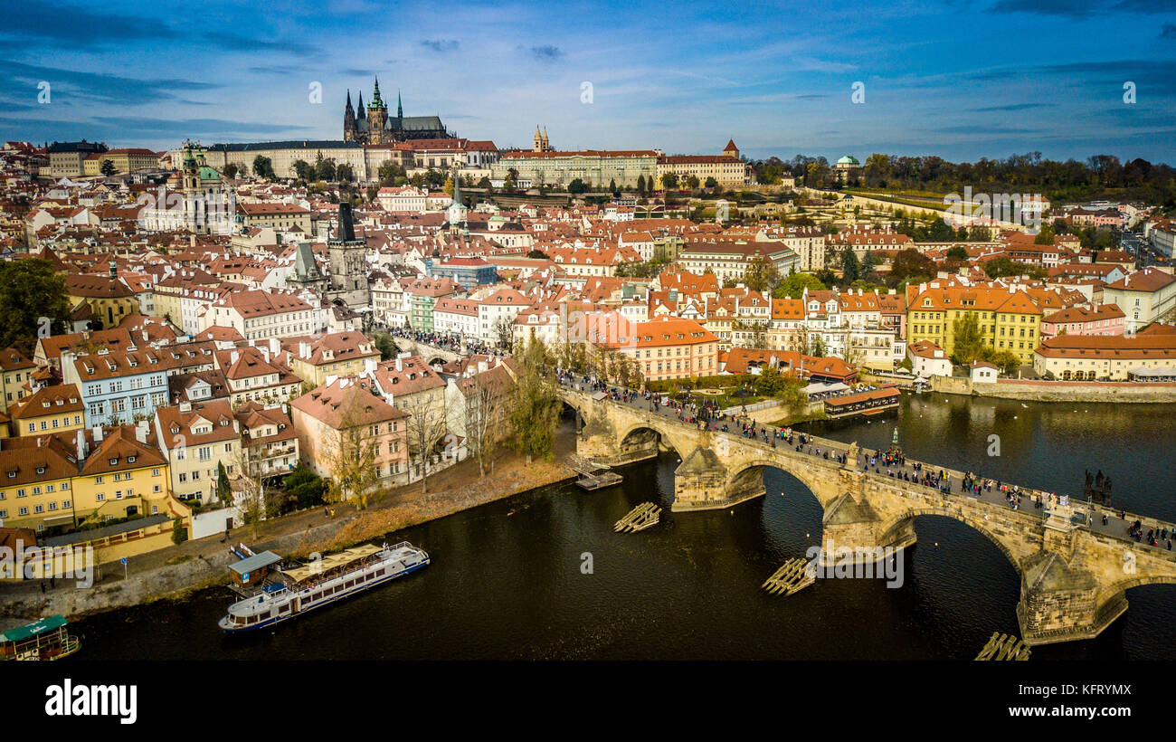 Stadt Prag, Panorama Blick auf die Prager Burg und die Karlsbrücke (Karluv most) Stockfoto