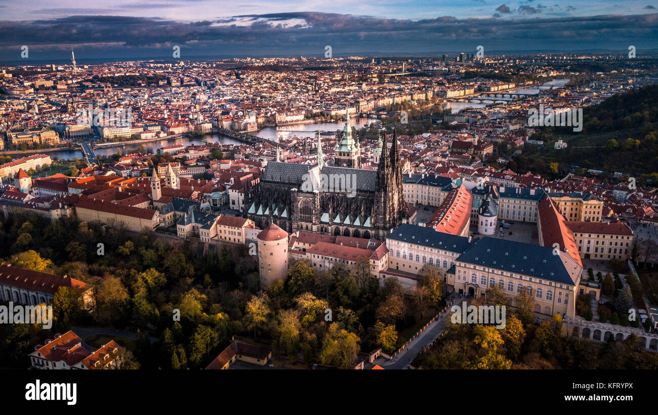 Luftaufnahme von Prag von Petrin Hügel Stockfoto