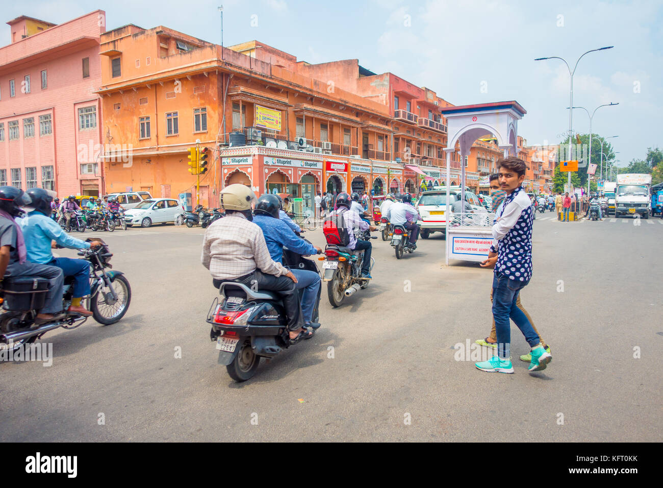 Delhi, Indien - 19. September 2017: Nicht identifizierte Personen überqueren der Straßen von paharganj, Es gibt viele touristische Aufenthalt in diesem Bereich, Delhi Indien Stockfoto